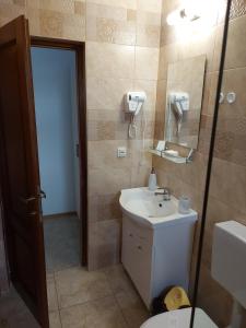 een badkamer met een wastafel en een telefoon aan de muur bij CASA IV in Vama Veche +59 foto's