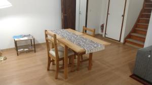 Chocolate في أوشوايا: طاولة غرفة الطعام عليها قطعة قماش