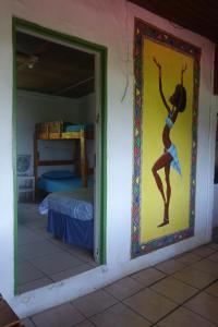 un murale di una donna che balla su un muro in una stanza di Eagles Nest hostel plus self catering private units a Coffee Bay