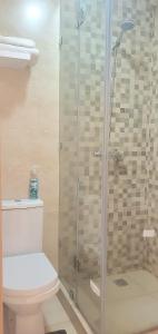 een badkamer met een toilet en een glazen douche bij Appartement tout neuf en plein centre de Marrakech in Marrakesh