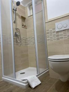 łazienka z prysznicem i toaletą w obiekcie Casa Onofrio Tropea w Tropei