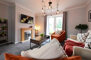 sala de estar con sofá y mesa en Reduced rates for weekly, monthly and longer stays en Durham