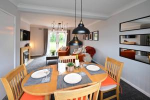 uma sala de jantar e sala de estar com mesa e cadeiras em Reduced rates for weekly, monthly and longer stays em Durham