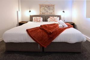 um quarto com uma cama grande e um cobertor em Reduced rates for weekly, monthly and longer stays em Durham