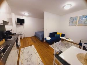 Televízia a/alebo spoločenská miestnosť v ubytovaní Lauro Apartment