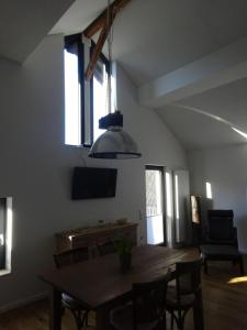 TV a/nebo společenská místnost v ubytování Exklusive, kernsanierte Ferienwohnung am Rursee