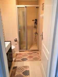 een badkamer met een douche en een glazen deur bij Mirage recidenc 1 in Side