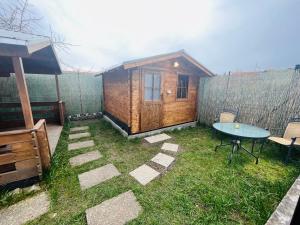 Сад в Chatky Daniel-Mikulov, a private campsite just for you