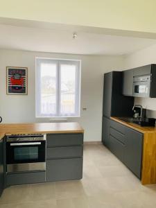 uma cozinha com um fogão e uma janela em Maison à 100m de la plage em Brignogan-Plage