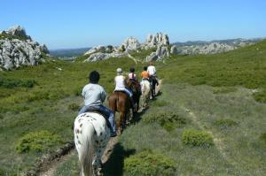 un grupo de personas montando caballos en una colina en Hotel Terriciaë Maussane en Maussane-les-Alpilles