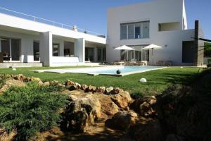a house with a yard with a swimming pool at Villa L in Galé