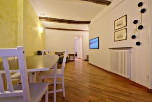 uma sala de estar com uma mesa e um sofá em Casetta Mazzini em Rapallo