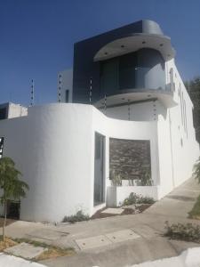 - un bâtiment blanc avec une fenêtre ronde dans l'établissement Casa de Colima, à Colima