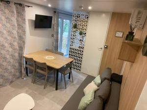 Zdjęcie z galerii obiektu Cocon du lac Mobilhome 3 chambres,6 pers,camping mayotte 5 étoiles Biscarrosse landes w mieście Biscarrosse