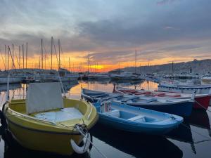 un groupe de bateaux amarrés dans un port au coucher du soleil dans l'établissement APPART Le BER'AMAR L'ESTAQUE, à Marseille