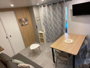 Zdjęcie z galerii obiektu Cocon du lac Mobilhome 3 chambres,6 pers,camping mayotte 5 étoiles Biscarrosse landes w mieście Biscarrosse