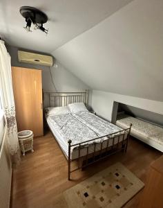a bedroom with a bed and a ceiling at Georgiana Apartments 2 in Timişoara