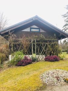 Ein Haus mit einem Haufen Blumen davor in der Unterkunft Le Fayard vue Lac in Publier