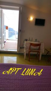 uma sala de estar com uma mesa e um tapete roxo em Casa Annunziata em Ravello