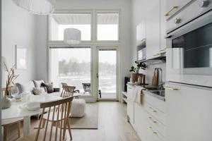 cocina y sala de estar con mesa y sillas en Maple Loft Apartment 