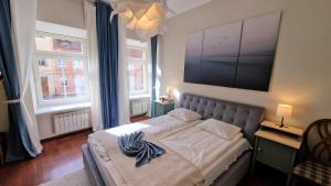 um quarto com uma cama com uma grande pintura na parede em Rudi4 Luxury Vilnius Apartment em Vilnius