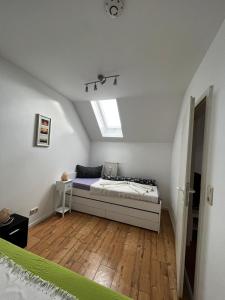 ein Schlafzimmer mit einem Bett und einem Dachfenster in der Unterkunft Ferienwohnung Coburger Land, ländlich gut gelegen in Meeder
