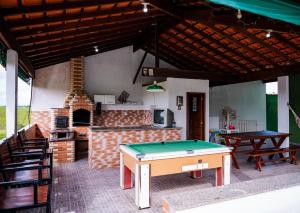um pátio com uma mesa de bilhar e uma cozinha em Casa familiar com piscina Penedo RJ em Penedo
