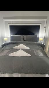 Ein Bett oder Betten in einem Zimmer der Unterkunft THE CRESCENT