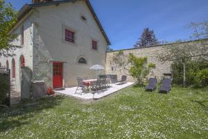 une table et des chaises devant un bâtiment dans l'établissement Manoir de Danigny, à Saint-Martin-des-Entrées