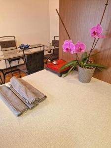 Una habitación con una cama con toallas y flores. en Sehr ruhiger Ort, en Ebnat