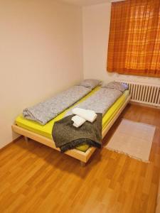ein Schlafzimmer mit einem Bett mit Handtüchern darauf in der Unterkunft Sehr ruhiger Ort in Ebnat