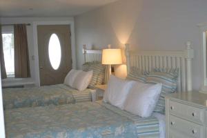 Afbeelding uit fotogalerij van Spacious riverfront with balcony Sheepscot Harbour Vacation Cub Studio #211 in Edgecomb