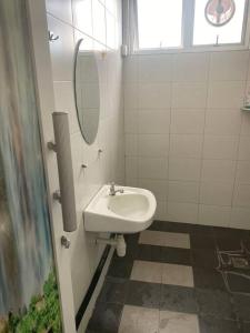 Bilik mandi di 4PAX near USM n Pantai Hospital n PISA SPI CE ARENA
