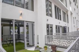 Balkón nebo terasa v ubytování Masdar City Mirage Oasis 2BR Duplex with Pool Access