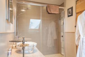 La salle de bains est pourvue d'une douche, de toilettes et d'un lavabo. dans l'établissement Spirit of 1944, à La Cambe