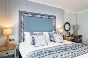 The Manor Coastal Hotel & Inn, Blakeney - The Coaching Inn Group客房内的一张或多张床位