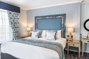 The Manor Coastal Hotel & Inn, Blakeney - The Coaching Inn Group客房内的一张或多张床位