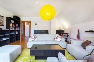 Una sala de estar con dos sofás y una mesa de café. en Farmhouse Apartment Happy Cow, en Mavčiče