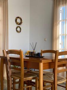 - une table à manger et des chaises dans une pièce dans l'établissement Psamathe Aegina Apartments, à Égine