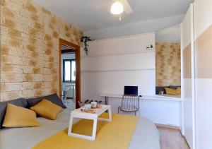 Sala de estar con cama y mesa en Mediolanum Forum-Milano Sud Area-Free Parking & Wi-Fi en Buccinasco
