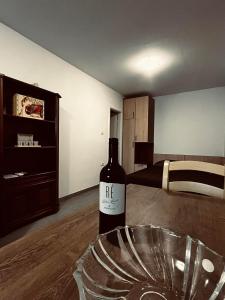 Una botella de vino sentada en una mesa en una habitación en Dolce vista Izola- studio, en Izola