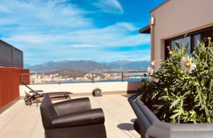 Zdjęcie z galerii obiektu kallistella, splendide T3 neuf de haut standing en toit terrasse dominant le golfe d'Ajaccio, terrasse de 70m2 w Ajaccio