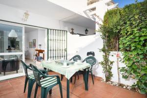 Restoran või mõni muu söögikoht majutusasutuses Miramar sunny patio in Fuengirola Ref 79