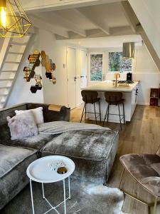 een woonkamer met een bank en een tafel bij Chalet 190 La Belle Durbuy in Durbuy