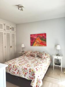 コルドバにあるEl Mirador Altos de Santa Anaのベッドルーム1室(ベッド1台付)が備わります。壁には絵画が飾られています。