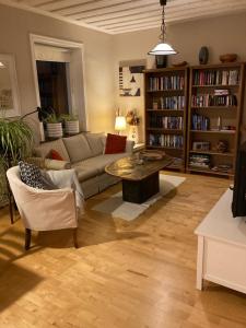 ein Wohnzimmer mit einem Sofa und einem Couchtisch in der Unterkunft Windalens på Österlen in Tomelilla