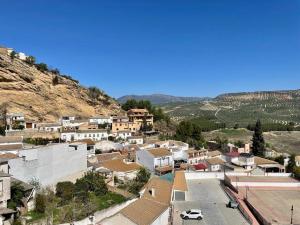 una vista aérea de una pequeña ciudad con una montaña en Casa de la Abuela Antonia, en Iznájar