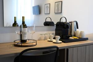 科孚城的住宿－AMALPHI Corfu City Living，以及1个带葡萄酒瓶和酒杯的柜台