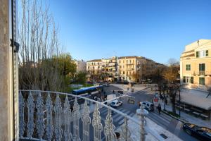 科孚城的住宿－AMALPHI Corfu City Living，阳台享有城市街道的景致。