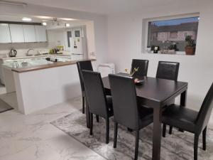 uma cozinha com uma mesa de jantar e cadeiras em Svetlana's Apartments em Jurumleri